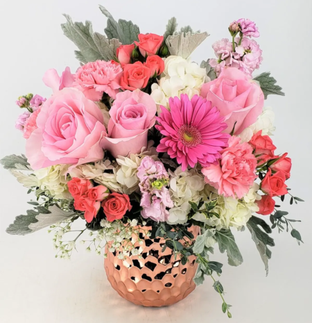 Perfect blush, cream, pink and coral create an elegant mix of fresh flowers. These trendy and beautiful flowers are the perfect gift! Garden roses, spray roses, hydrangea and elegant premium textures placed in a rose gold ceramic vase. Ceramic rose gold hammered copper style vase