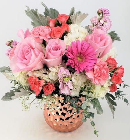 Perfect blush, cream, pink and coral create an elegant mix of fresh flowers. These trendy and beautiful flowers are the perfect gift! Garden roses, spray roses, hydrangea and elegant premium textures placed in a rose gold ceramic vase. Ceramic rose gold hammered copper style vase
